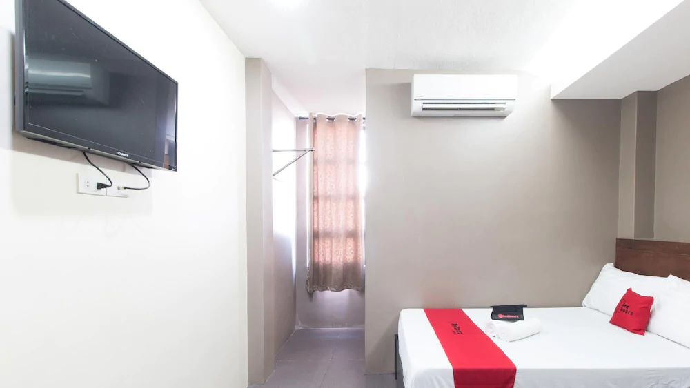 West Gate Hotel by RedDoorz
