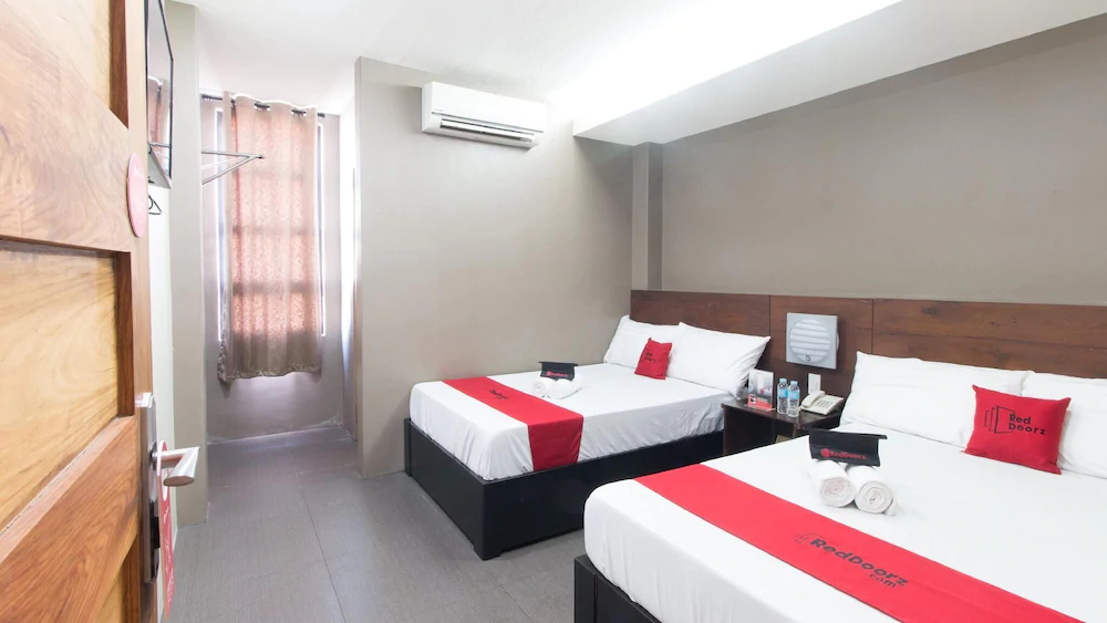 West Gate Hotel by RedDoorz