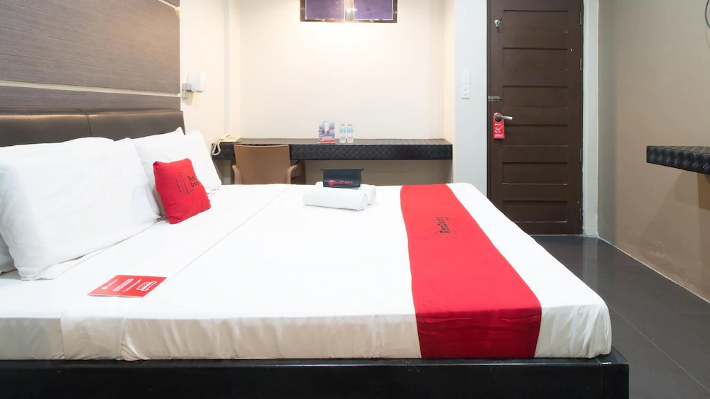 West Gate Hotel by RedDoorz