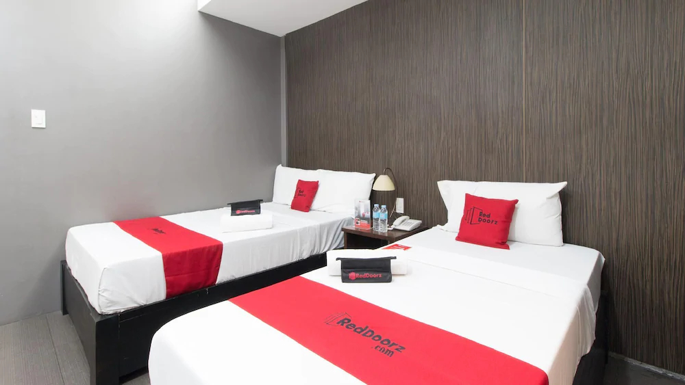 West Gate Hotel by RedDoorz