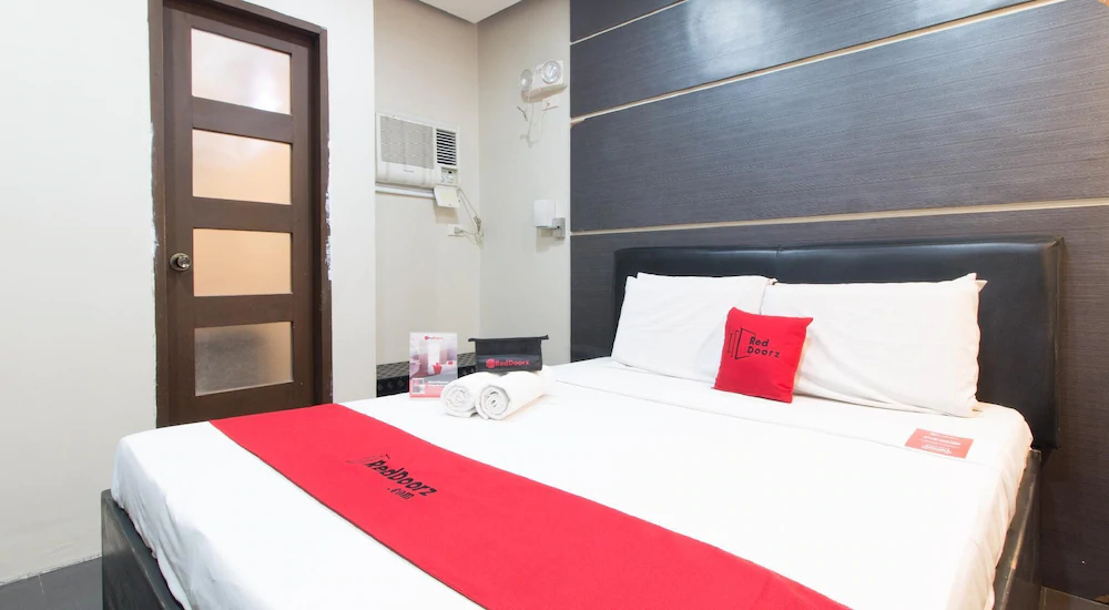 West Gate Hotel by RedDoorz