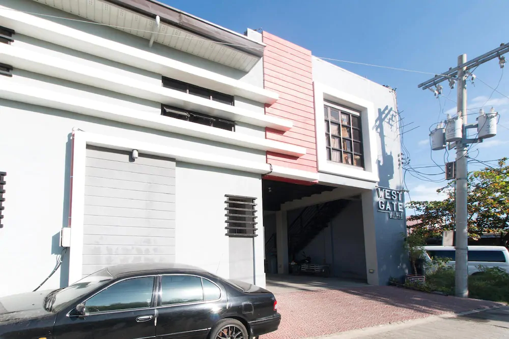 West Gate Hotel by RedDoorz