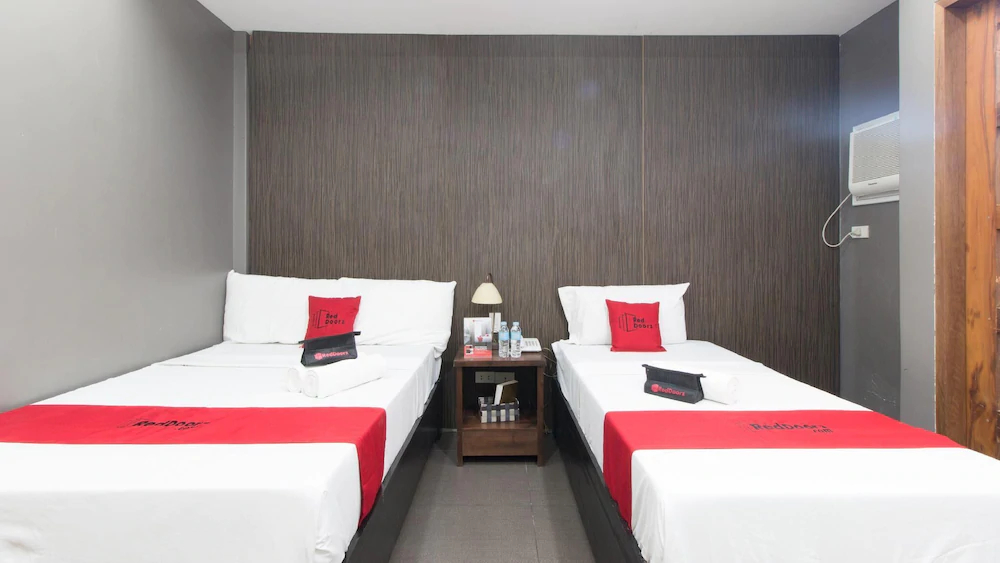West Gate Hotel by RedDoorz