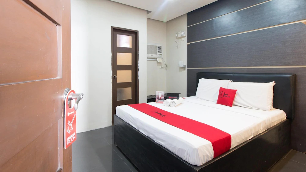 West Gate Hotel by RedDoorz