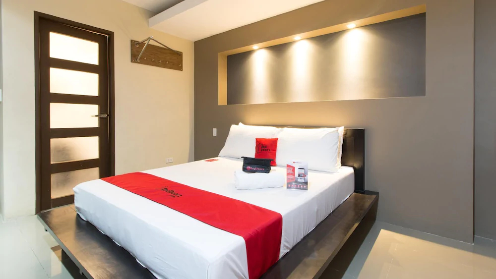 West Gate Hotel by RedDoorz