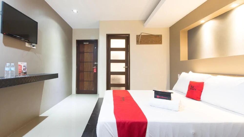 West Gate Hotel by RedDoorz