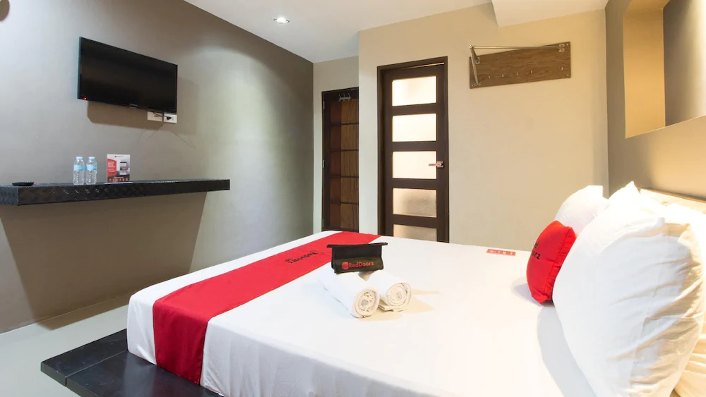 West Gate Hotel by RedDoorz
