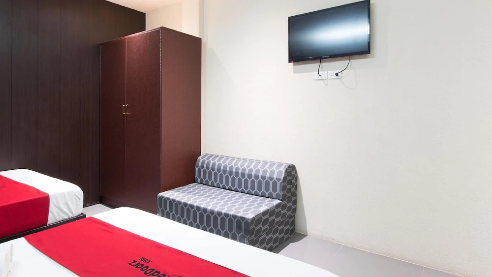 West Gate Hotel by RedDoorz