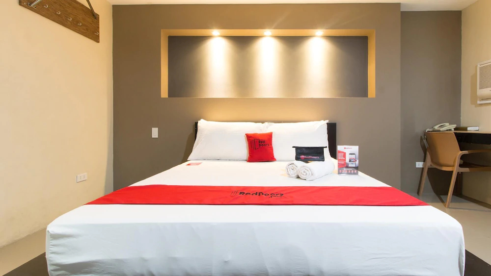 West Gate Hotel by RedDoorz