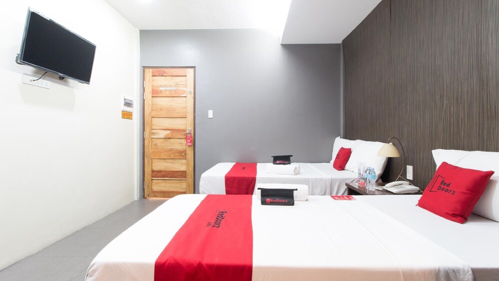 West Gate Hotel by RedDoorz