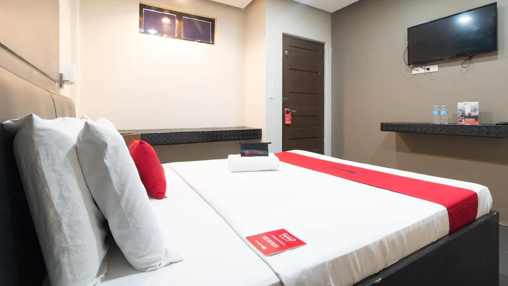 West Gate Hotel by RedDoorz