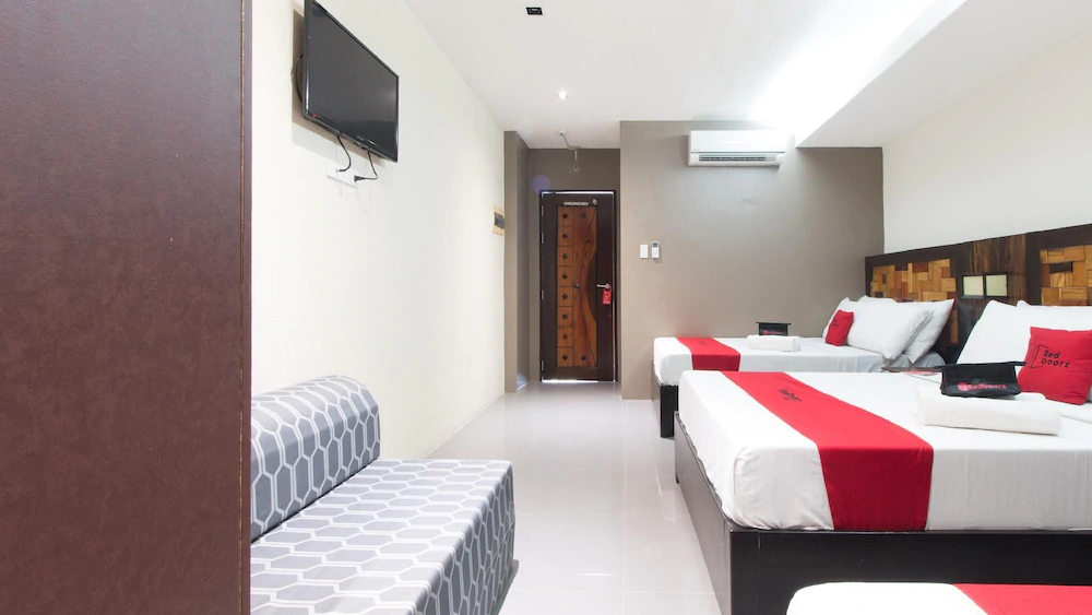 West Gate Hotel by RedDoorz