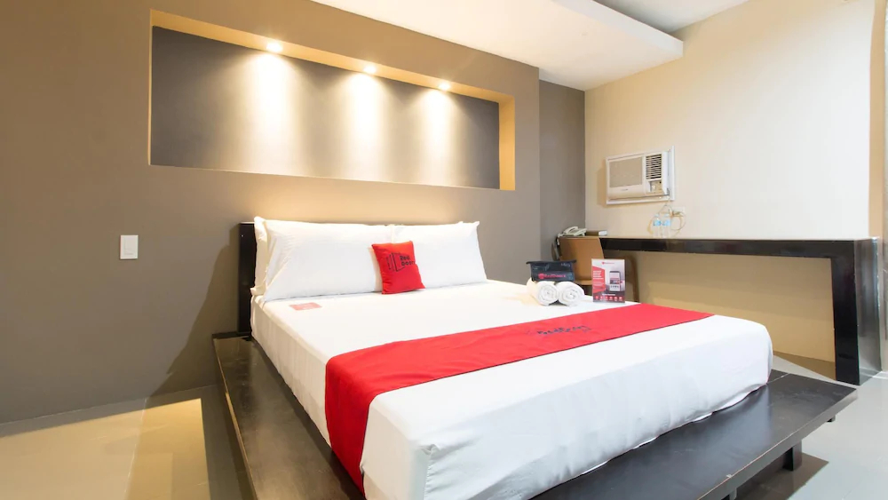 West Gate Hotel by RedDoorz