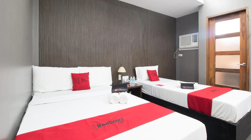 West Gate Hotel by RedDoorz