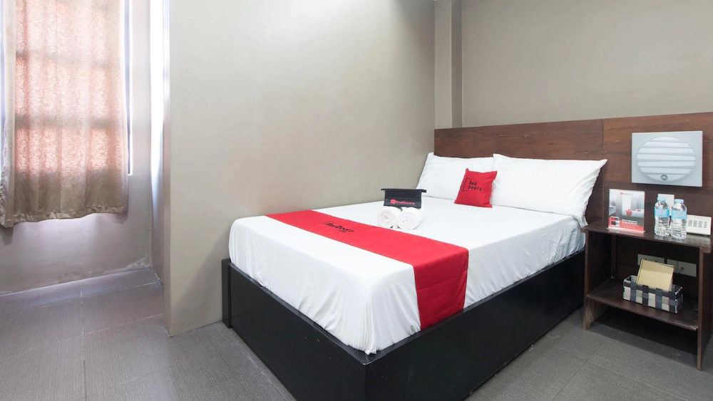 West Gate Hotel by RedDoorz