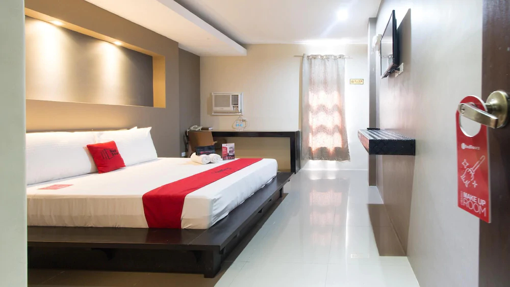 West Gate Hotel by RedDoorz