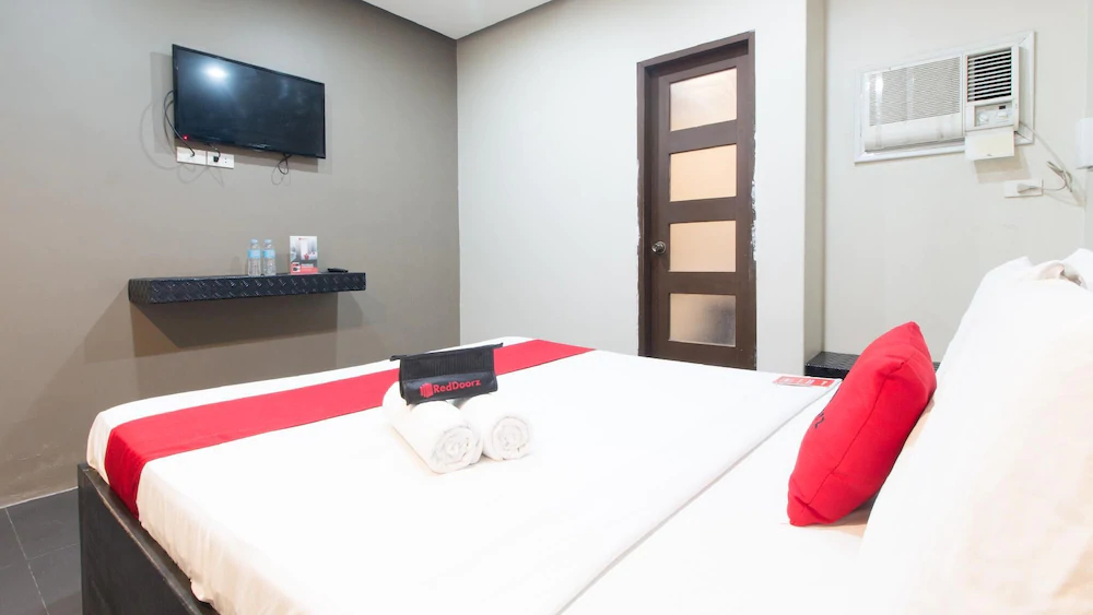 West Gate Hotel by RedDoorz