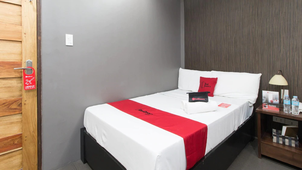 West Gate Hotel by RedDoorz