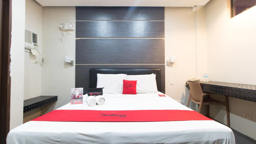 West Gate Hotel by RedDoorz