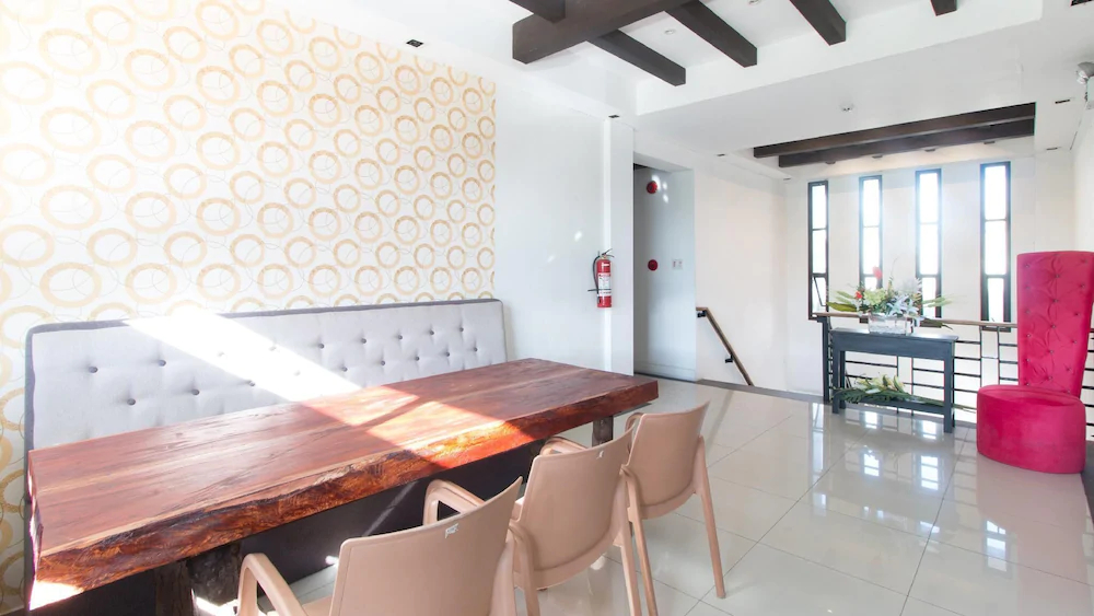 West Gate Hotel by RedDoorz