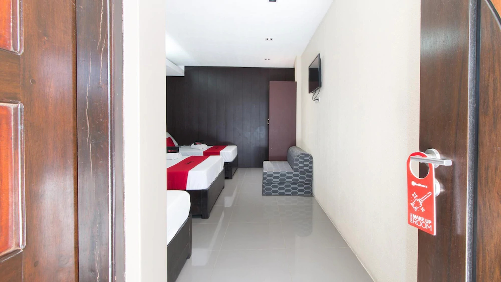 West Gate Hotel by RedDoorz