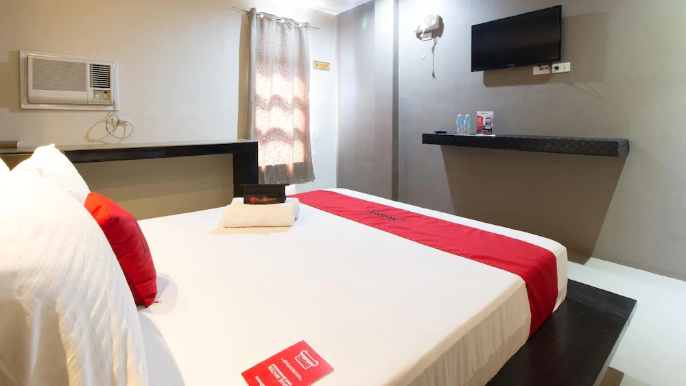 West Gate Hotel by RedDoorz