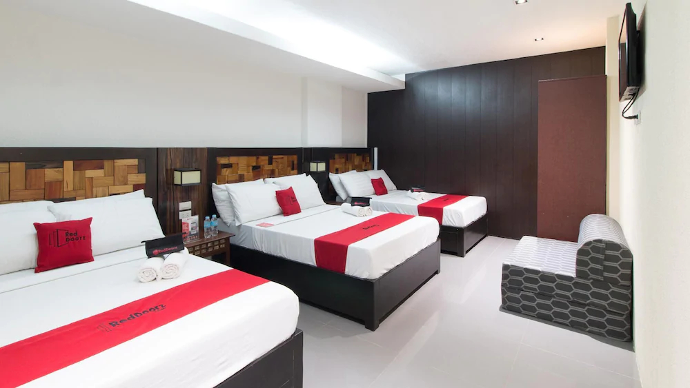 West Gate Hotel by RedDoorz
