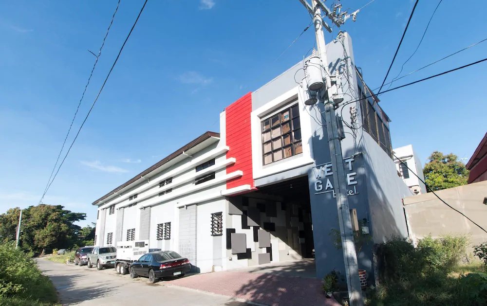 West Gate Hotel by RedDoorz
