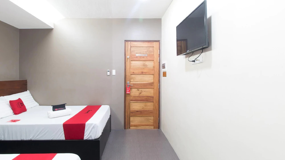 West Gate Hotel by RedDoorz