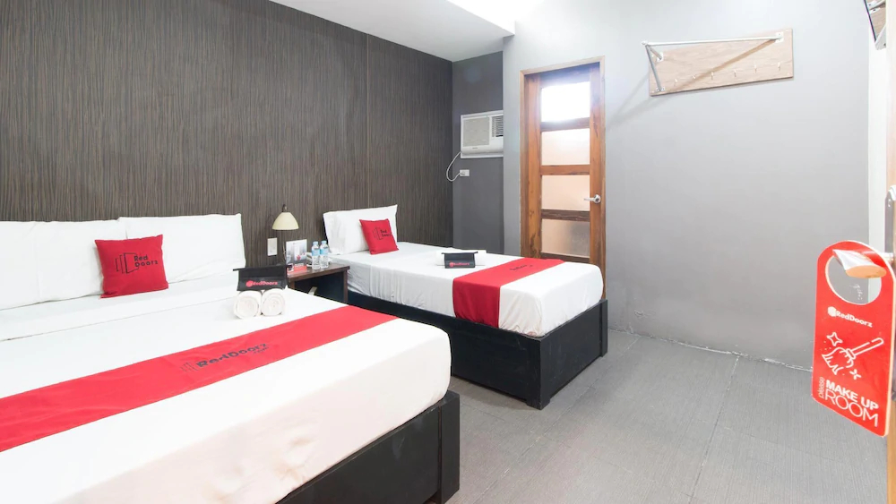 West Gate Hotel by RedDoorz