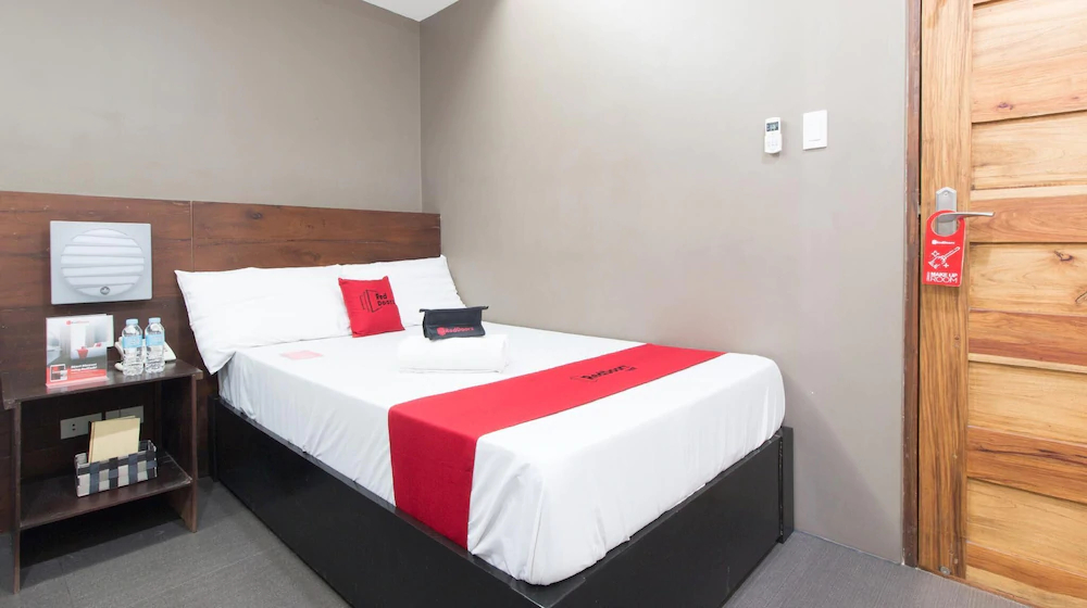 West Gate Hotel by RedDoorz