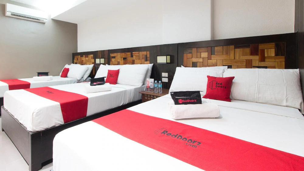 West Gate Hotel by RedDoorz