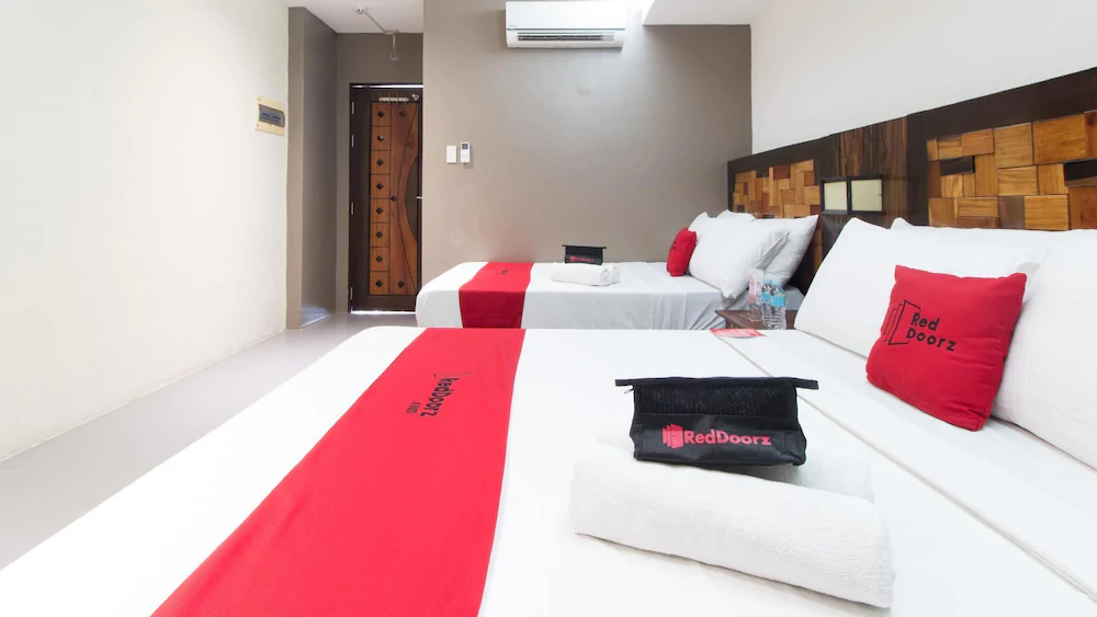 West Gate Hotel by RedDoorz