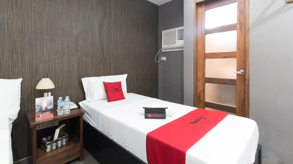 West Gate Hotel by RedDoorz