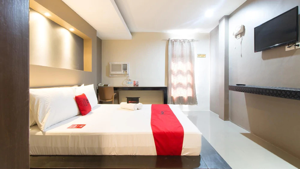 West Gate Hotel by RedDoorz