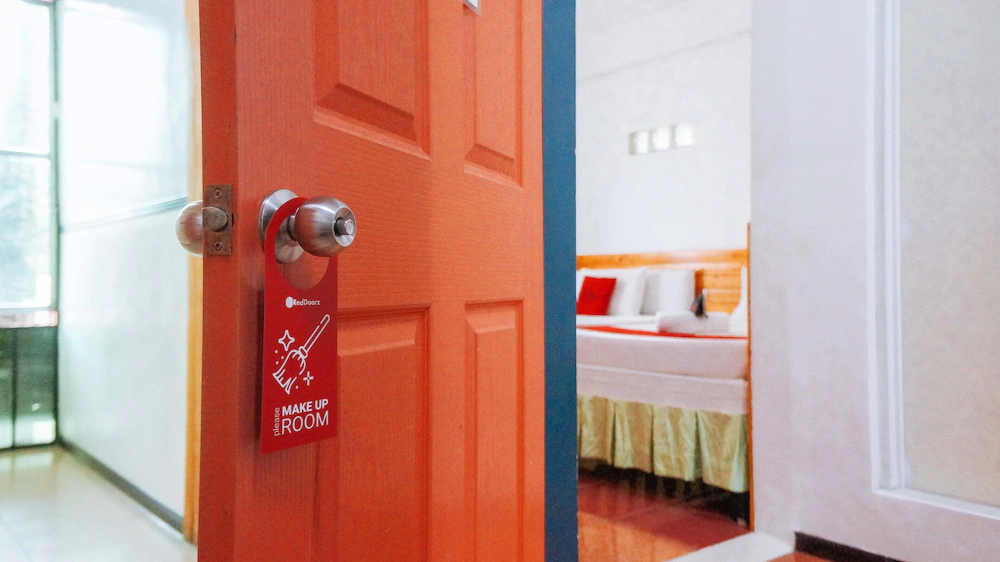 Axis Pension Hotel by RedDoorz