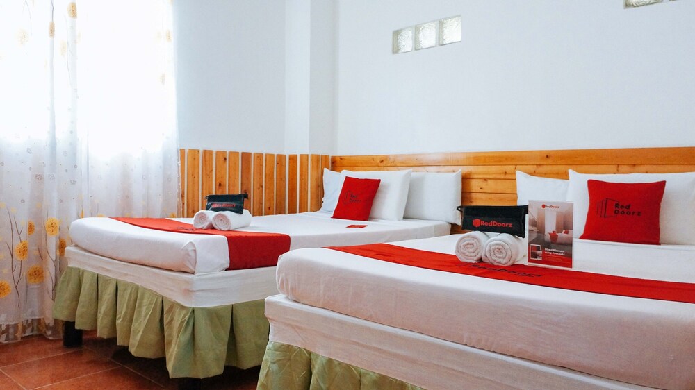 Axis Pension Hotel by RedDoorz