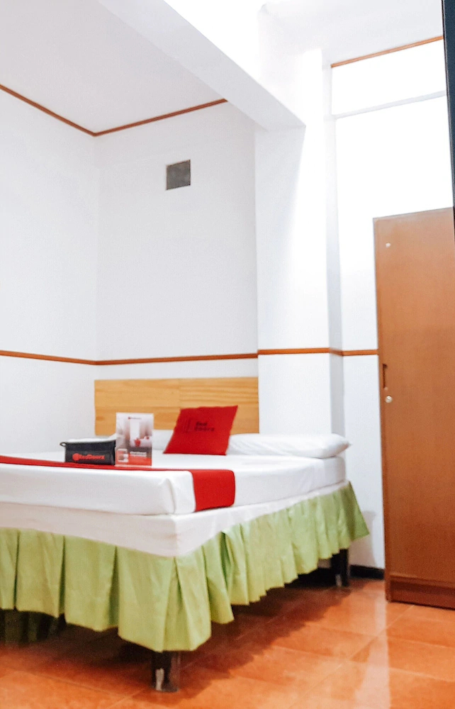 Axis Pension Hotel by RedDoorz