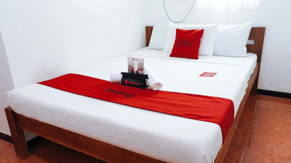 Axis Pension Hotel by RedDoorz
