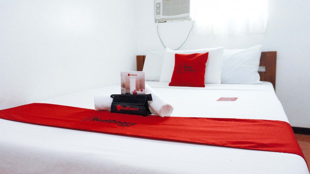 Axis Pension Hotel by RedDoorz