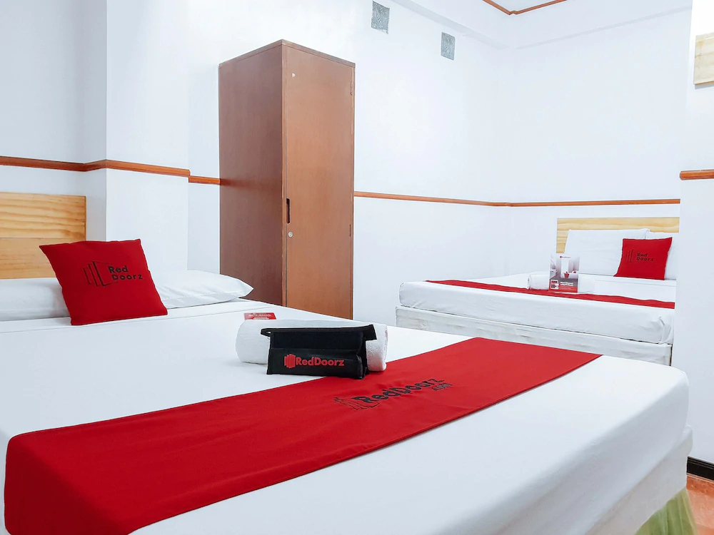 Axis Pension Hotel by RedDoorz