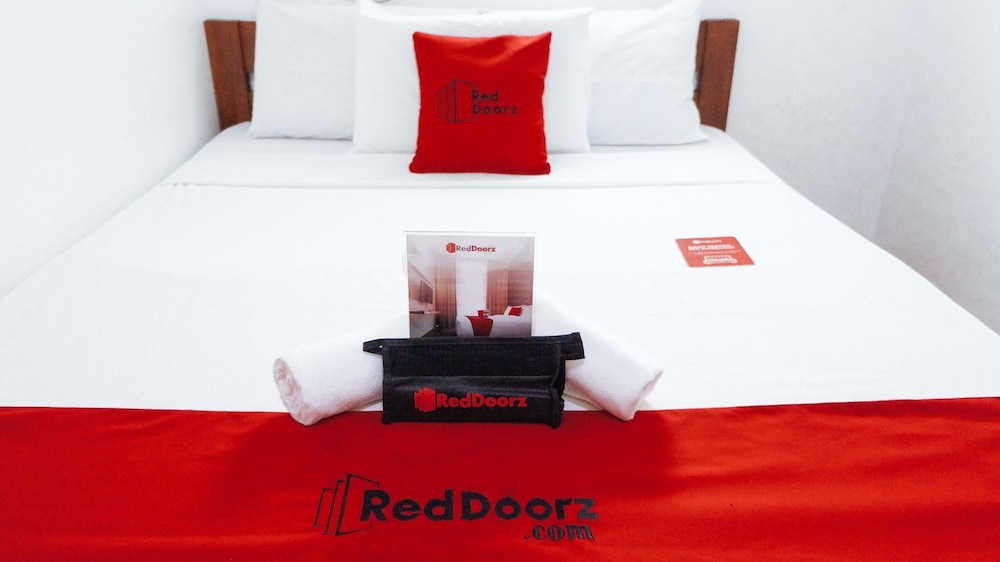 Axis Pension Hotel by RedDoorz