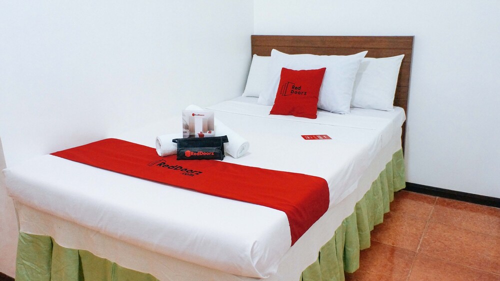 Axis Pension Hotel by RedDoorz