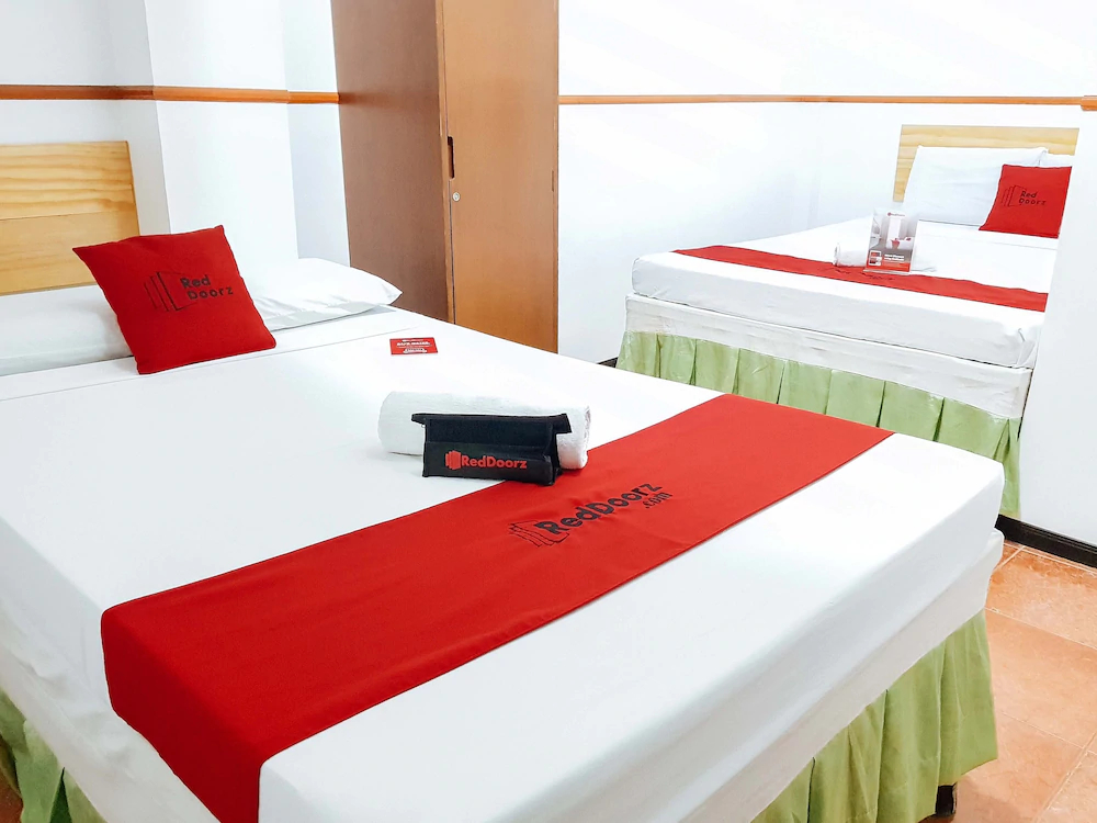 Axis Pension Hotel by RedDoorz