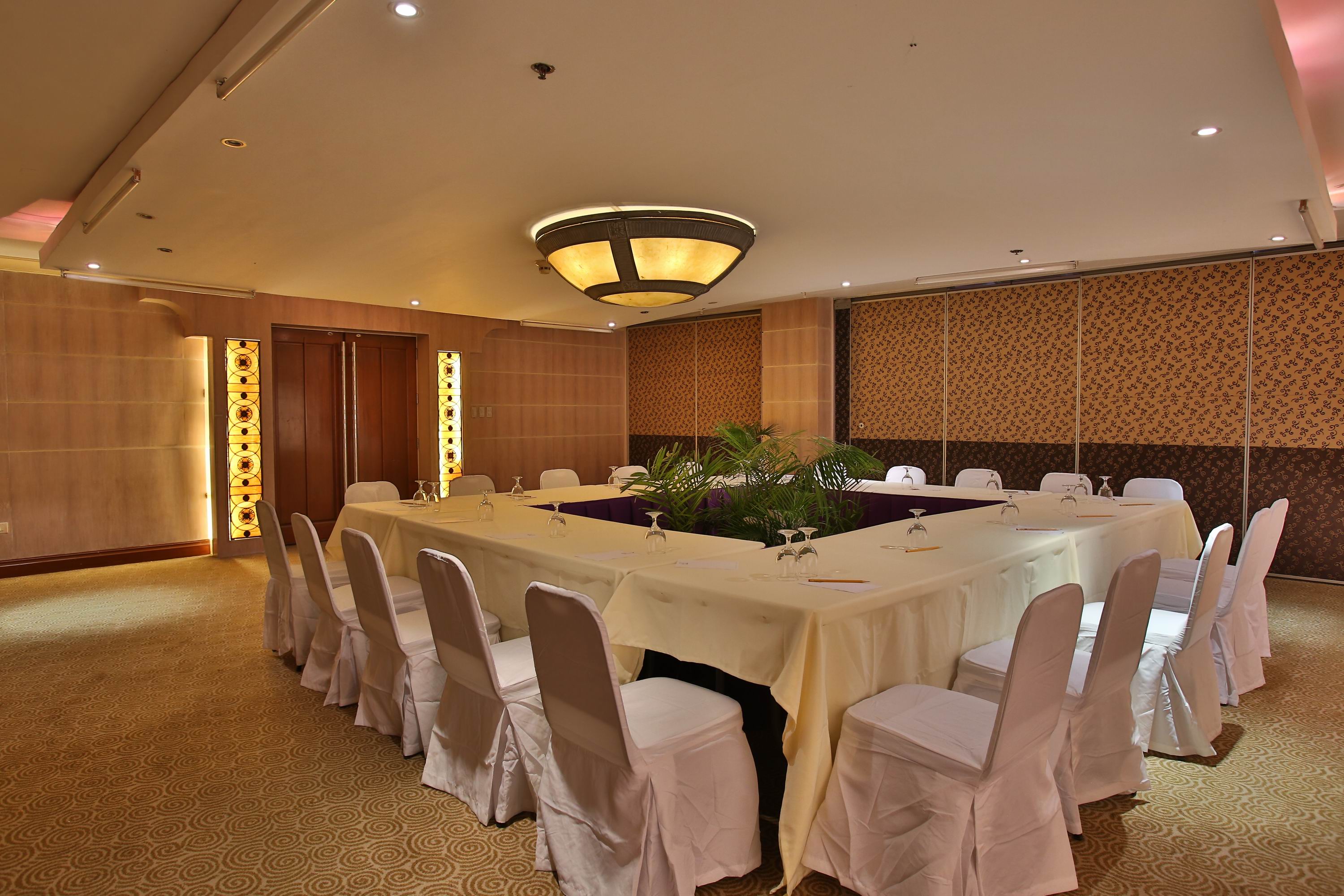Crown Regency Suites & Residences Mactan