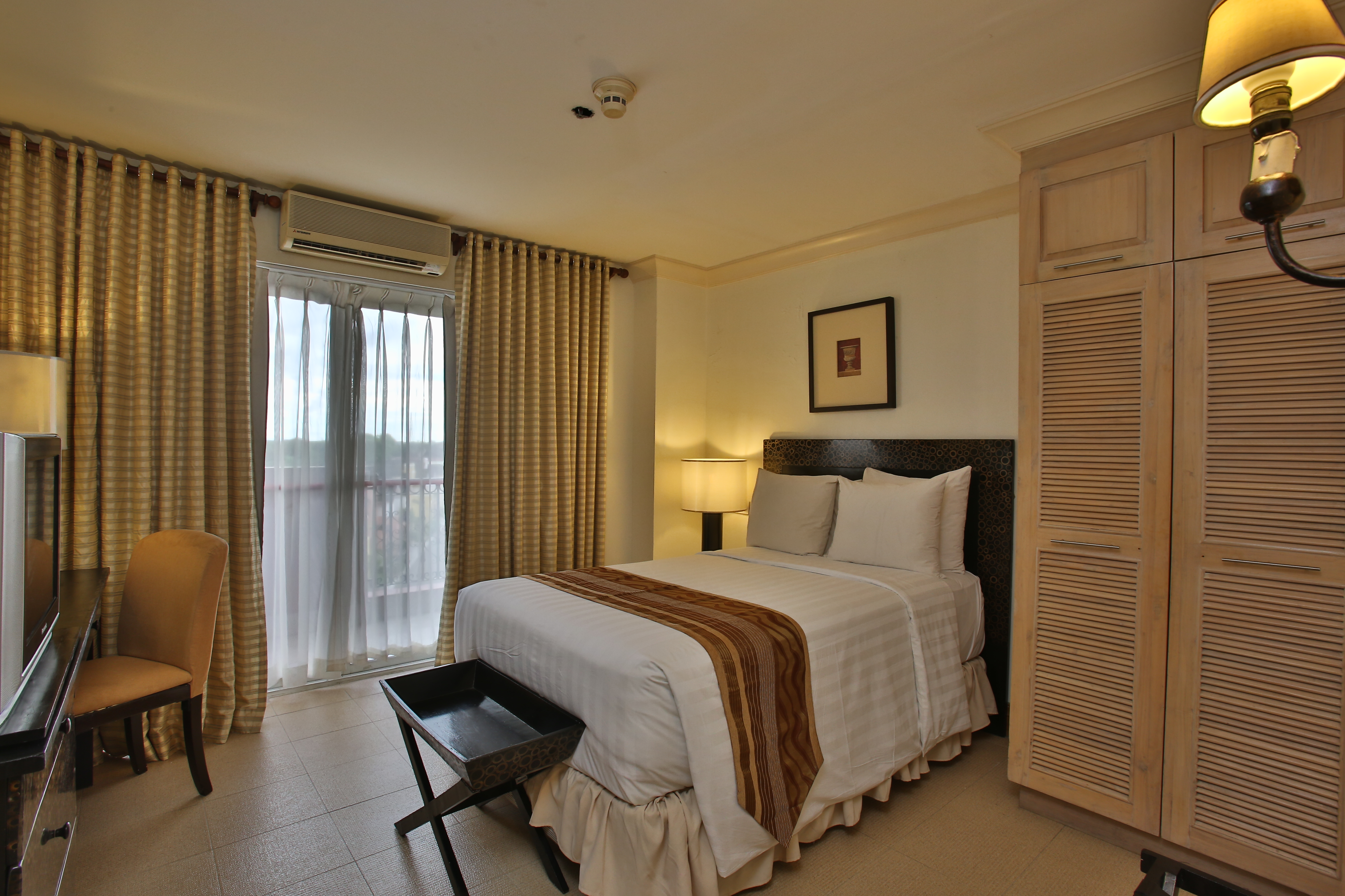 Crown Regency Suites & Residences Mactan