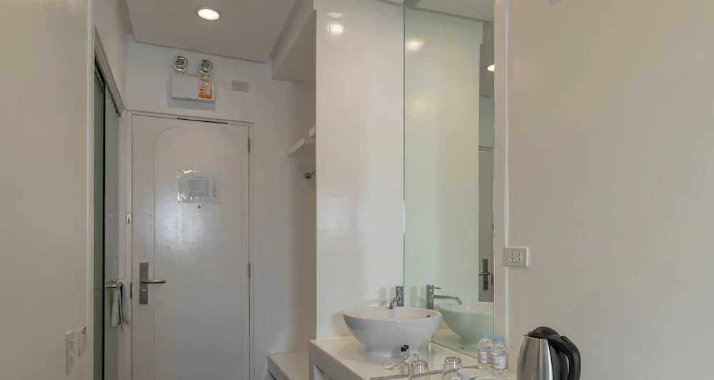 Embarcadero Hotel by ZEN Rooms