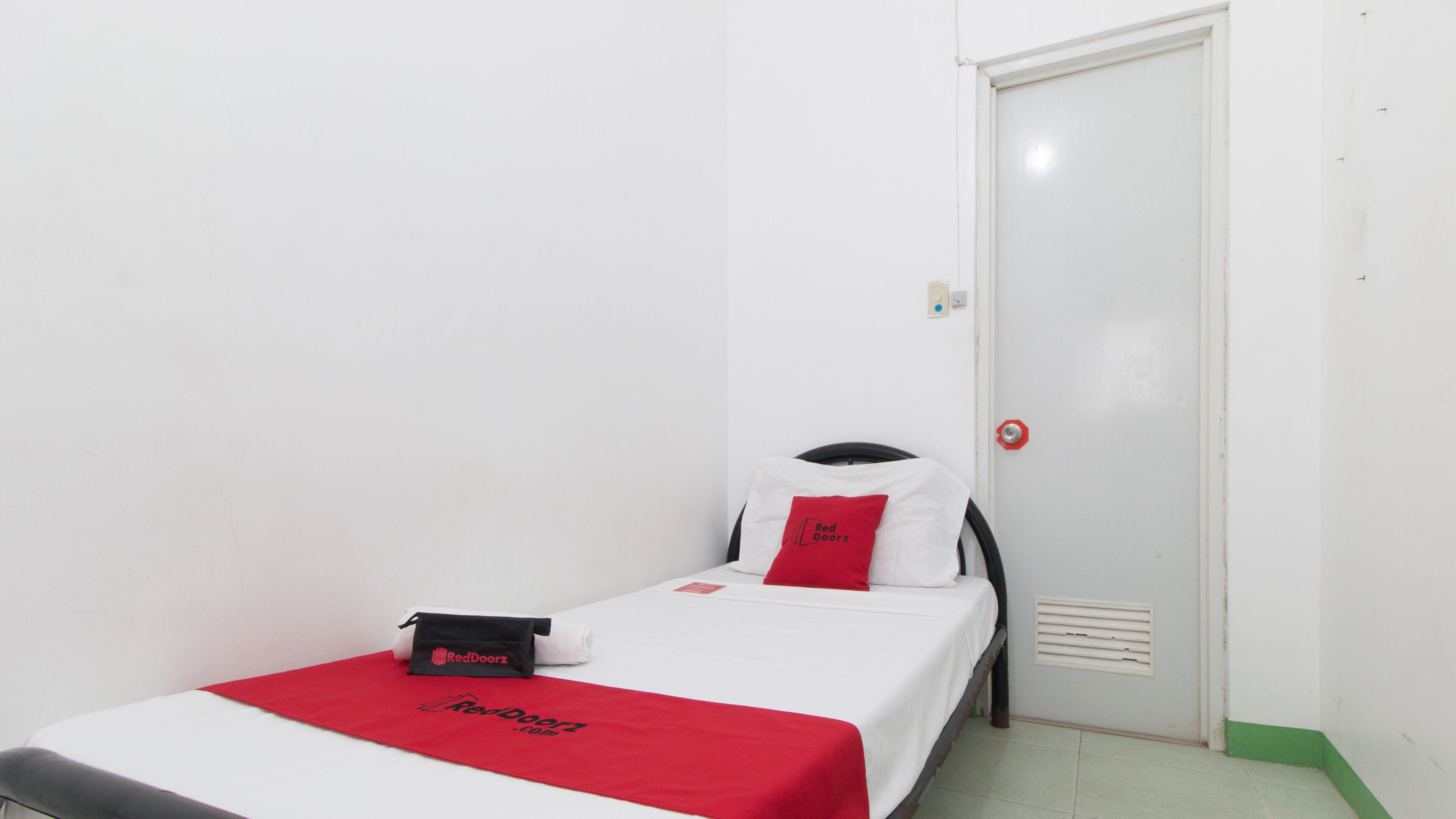 Galoso Travellers Inn by RedDoorz