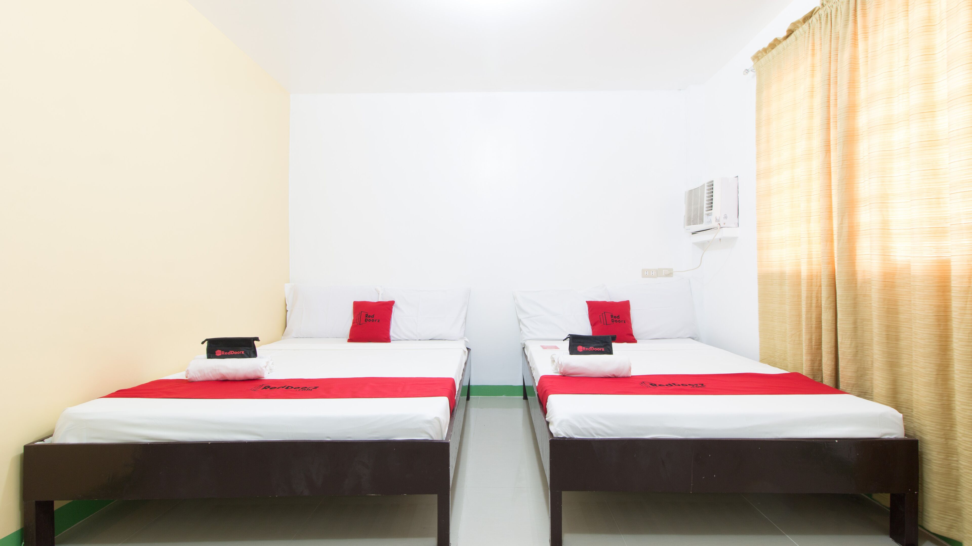 Galoso Travellers Inn by RedDoorz