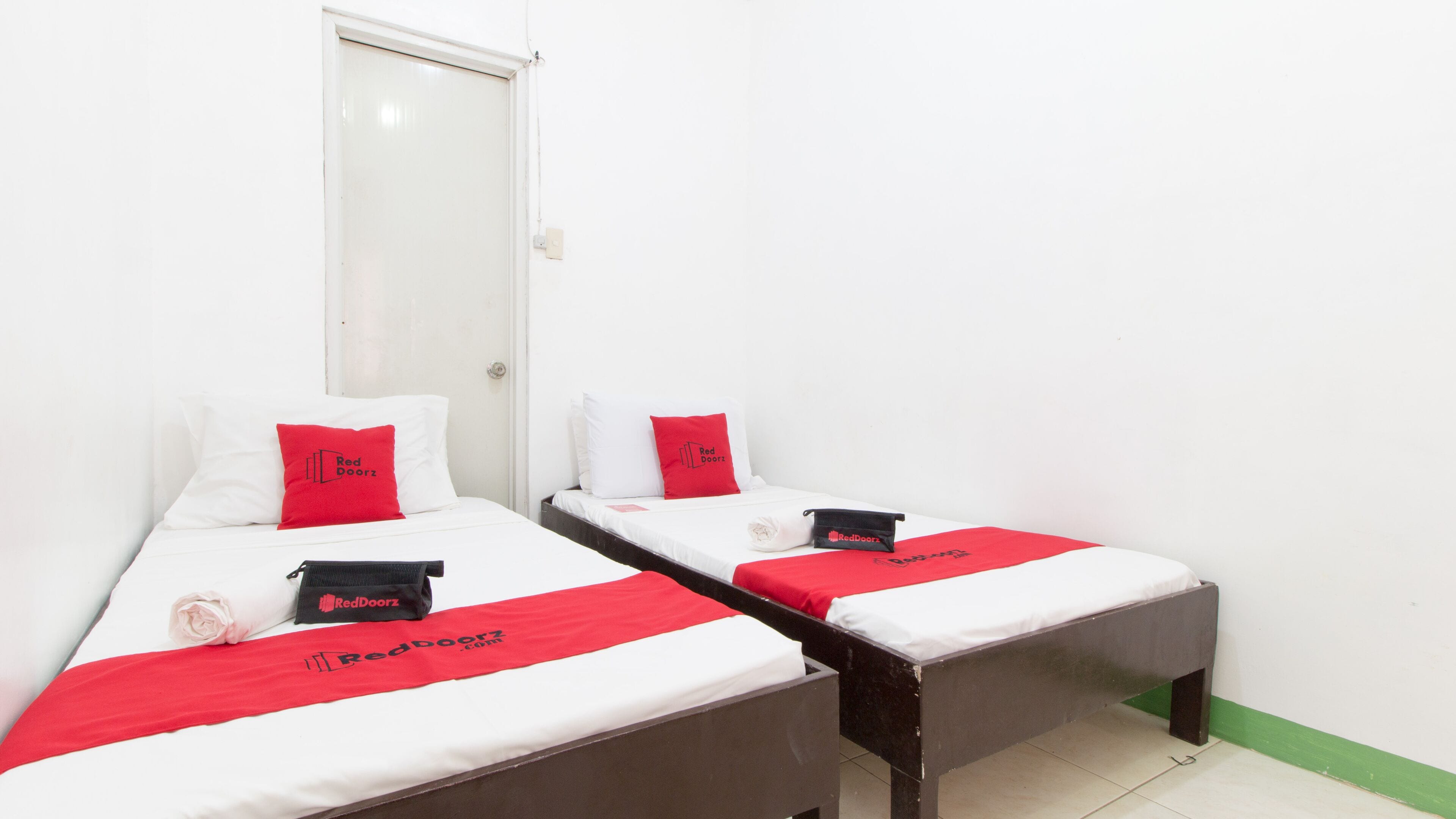 Galoso Travellers Inn by RedDoorz